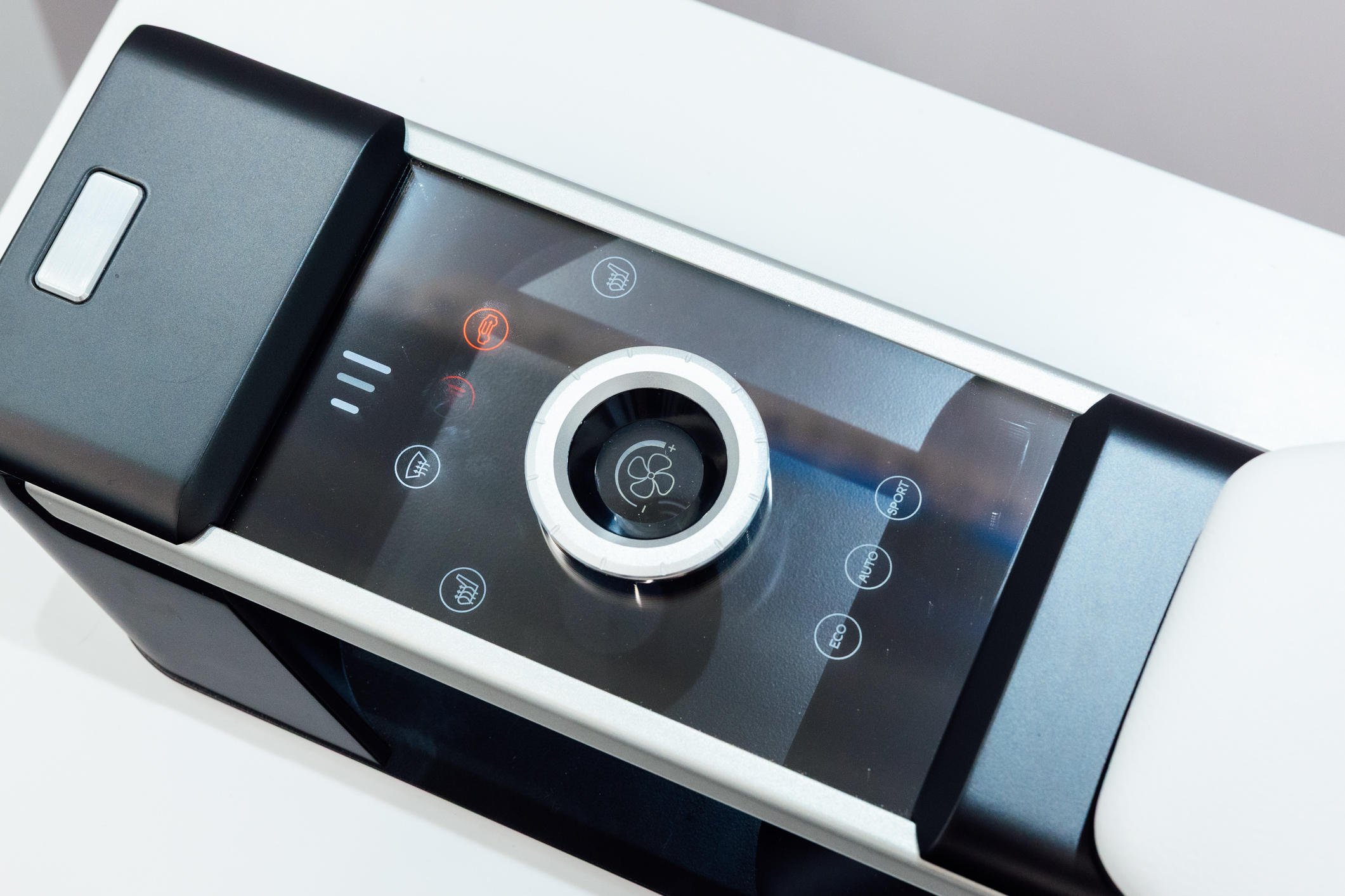 以极简设计打造的CrystalSense Console，为中央扶手区带来创新突破，将功能隐藏于简约的外观中，并采用悬浮式旋钮搭配玻璃面板与主动触觉回馈，仅在操作时才显现功能选单，提供直觉且可自定义的互动体验。